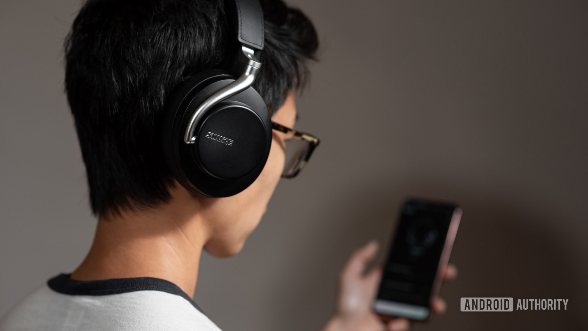 audio Shure AONIC 50 noise cancelling headphones PlayPlus headphone app The Shure Aonic 50 noise cancelling headphones worn by a woman using the Shure mobile app.