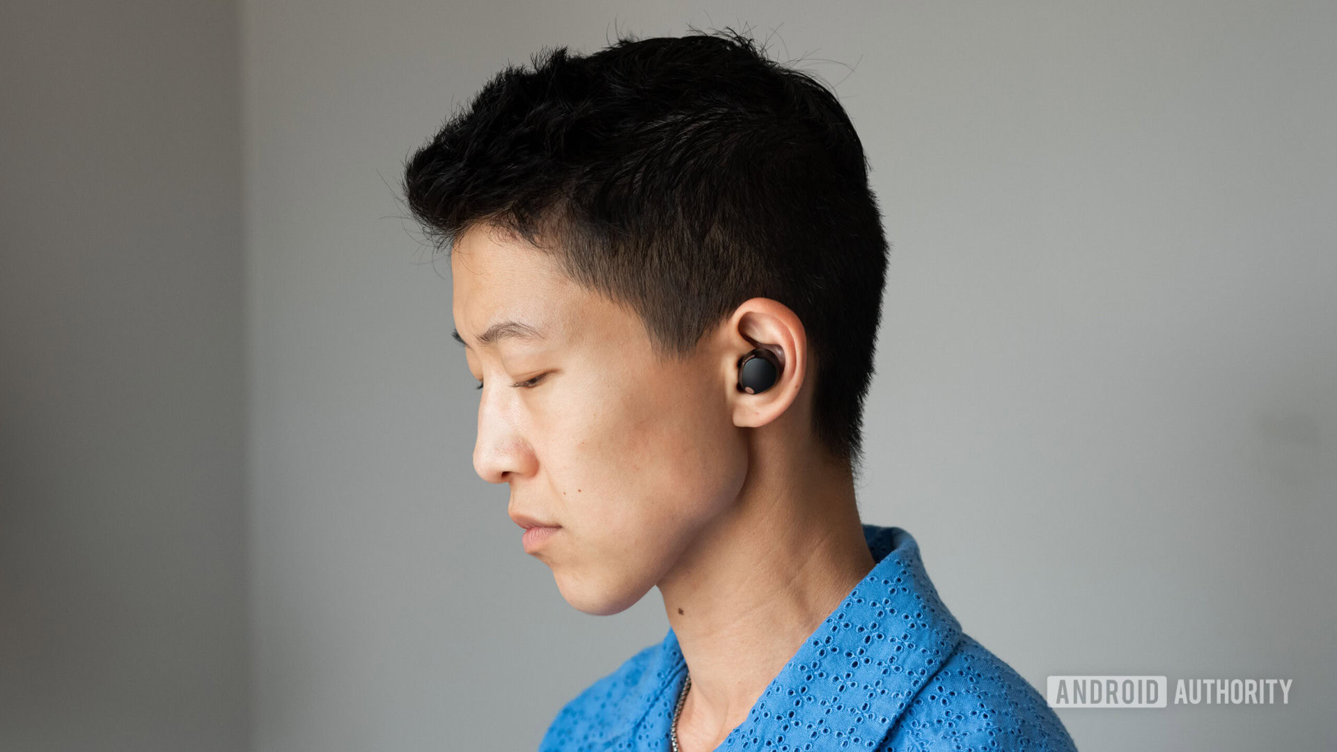 Sony WF 1000XM5 person wears 1 Sony WF 1000XM5 person wears 1