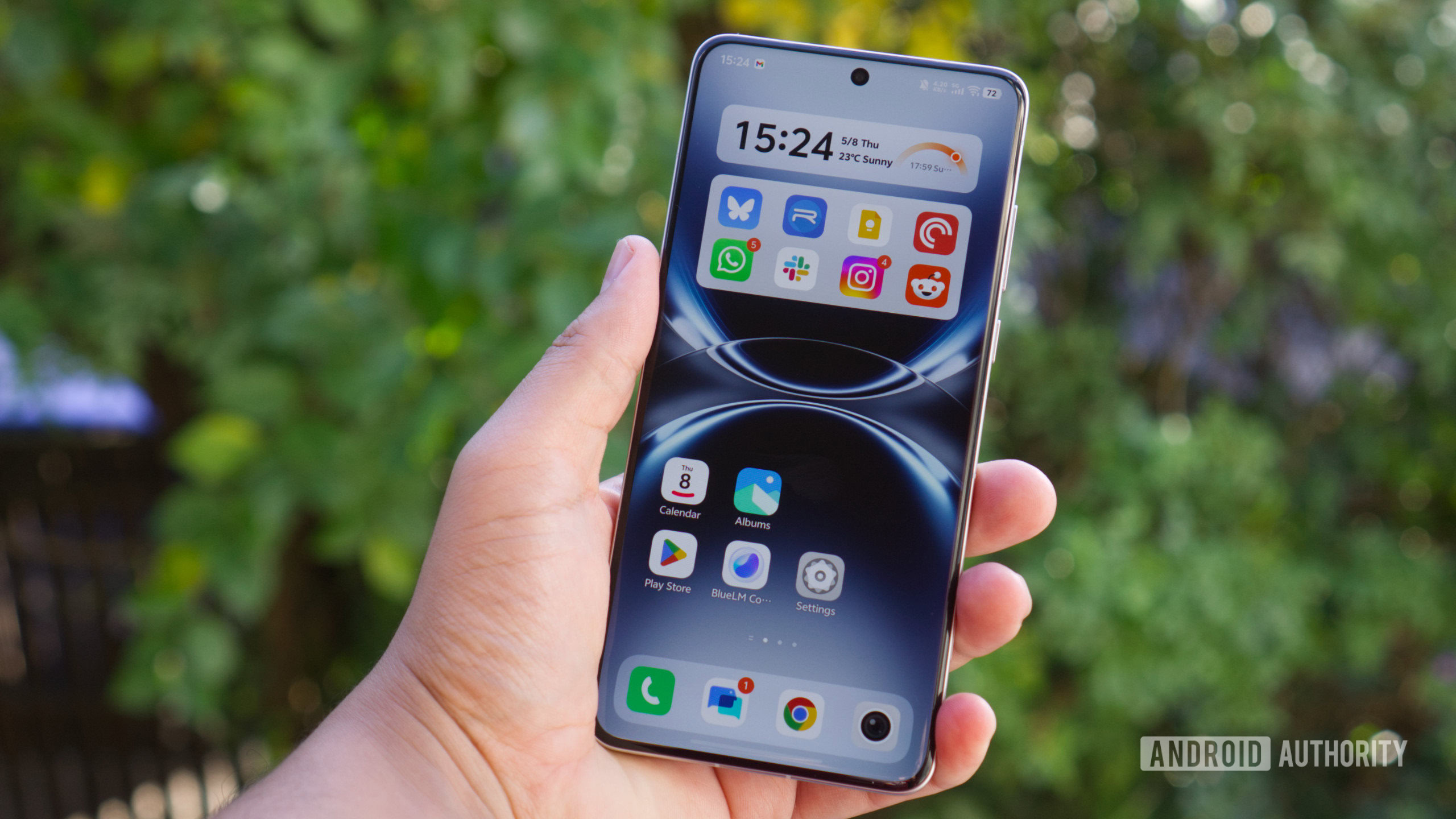 vivo X200 Ultra showing home screen vivo X200 Ultra showing home screen